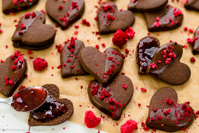Herz Kekse mit Schokolade und Himbeeren
